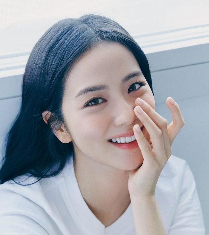 Hiện Jisoo vẫn hoạt động nhóm với Blackpink dưới sự quản lý của YG Entertainment
