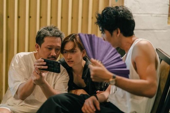 Trấn Thành chỉ đạo Phương Anh Đào và Tuấn Trần trên phim trường
