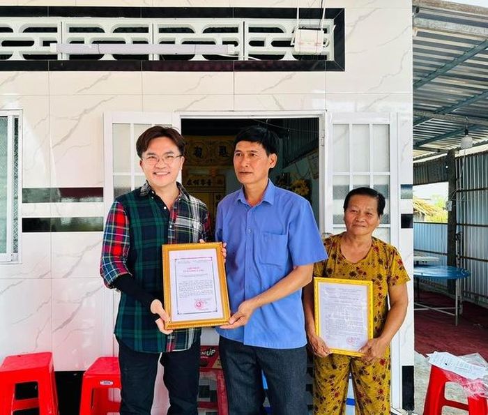 Đại Nghĩa (ngoài cùng bên trái) trong một hoạt động từ thiện