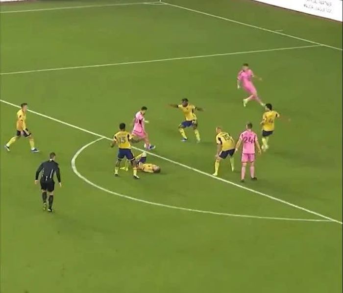 Messi đưa bóng qua người đối thủ trước khi tung ra cú sút về phía khung thành