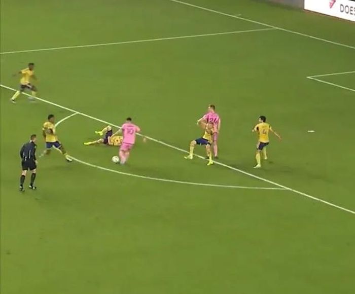 Messi bị chỉ trích là thiếu tôn trọng đối thủ khi rê bóng qua cầu thủ đang bị đau trên sân