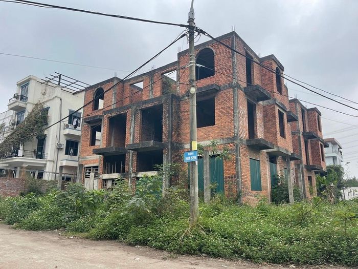 Những căn biệt thự bỏ hoang khiến nhiều người không khỏi xót xa. Trước đó, liên quan đến những vi phạm tại dự án khu nhà ở xã Hoàn Sơn, Tiến sĩ, luật sư Đặng Văn Cường - Trưởng Văn phòng luật sư Chính Pháp (Đoàn luật sư TP Hà Nội) cho rằng, ngoài trách nhiệm của chủ đầu tư, thì người đứng đầu địa phương cũng phải chịu trách nhiệm.