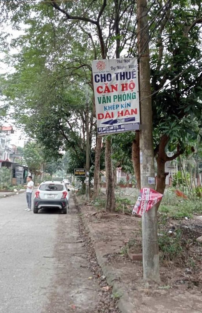 Những tấm biển quảng cáo, chào mời khách thuê căn hộ còn được treo gần khu chung cư.
