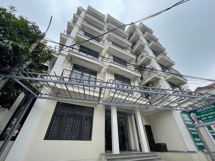 Một trong số tòa nhà khu biệt thự Hoàn Sơn xây 6 tầng, sai quy hoạch, biến thành chung cư mini (phòng trọ) cho thuê.