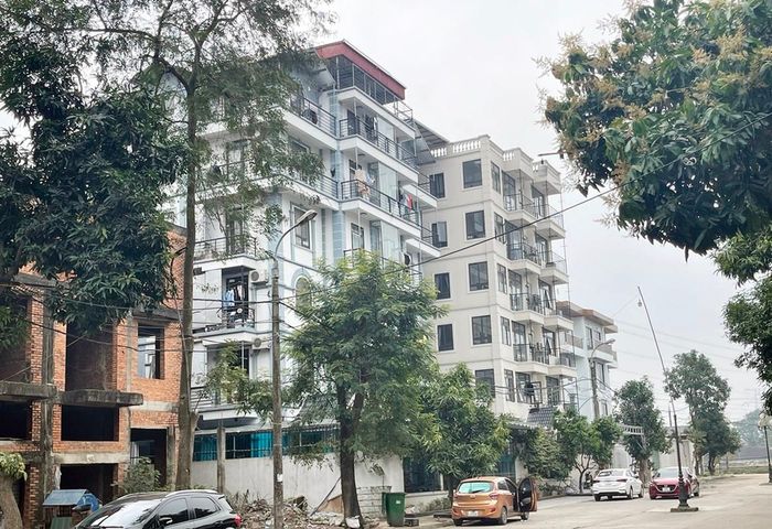 Theo quan sát của phóng viên, các căn biệt thự Hoàn Sơn biến thành chung cư mini phá quy hoạch khu đô thị đã có người vào ở. Trên một số website rao bán và bất động sản, các chung cư mini ở đây được chào mời với giá dao động gần 2 - 5 triệu đồng/tháng, diện tích căn hộ từ 30-50m2.