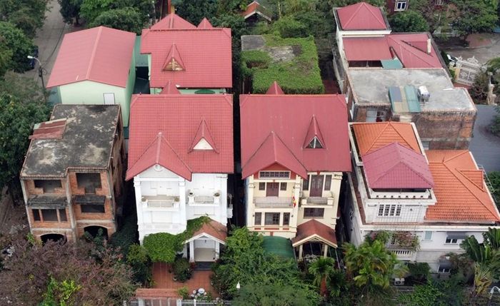 Ngoài các căn biệt thự vi phạm, sau gần 20 năm, phần lớn biệt thự và nhà liền kề ở khu đô thị này vẫn bị bỏ hoang, chưa hoàn thiện. Các căn biệt thự bỏ hoang nằm xen lẫn với căn nhà đã hoàn thiện, tạo nên khung cảnh "nửa quê, nửa phố".
