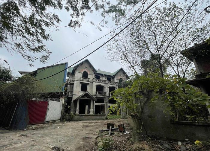 ... và hiu quạnh, rất ít người qua lại.