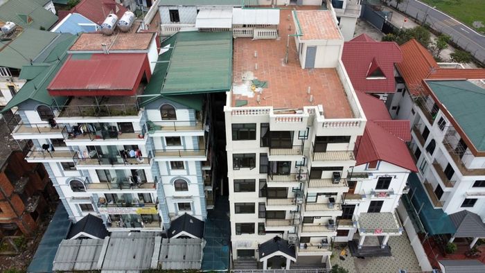 Tại đây, cơ quan chức năng phát hiện có 5 lô biệt thự đã được chủ hộ cải tạo thành 4 tòa nhà 6 tầng, với khoảng 115 phòng và cho thuê trọ.