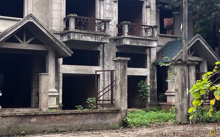 Bên trong một căn biệt thự gần như bỏ hoang.
