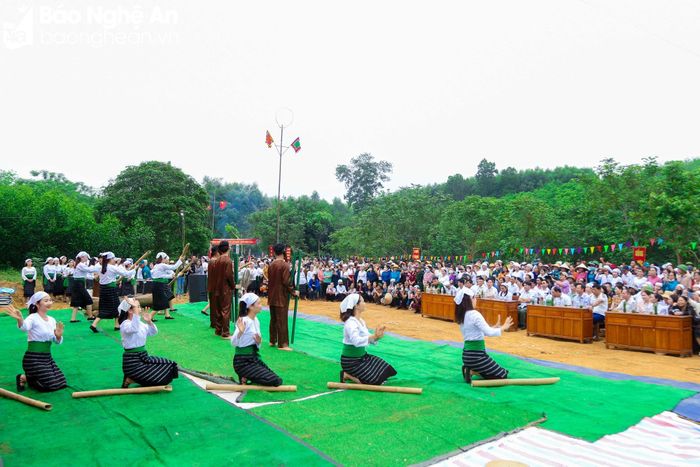  Kinh tế phát triển, đời sống văn hóa, tinh thần của đồng bào các dân tộc đang ngày càng được nâng lên. Với sự quan tâm của các cấp, ngành, ý thức giữ gìn bản sắc văn hóa dân tộc Thổ từ mỗi cá nhân, gia đình, dòng họ, tin tưởng những bản sắc văn hóa tốt đẹp của dân tộc Thổ sẽ tiếp tục được bảo tồn, phát triển. Ảnh: Đình Tuyên 
