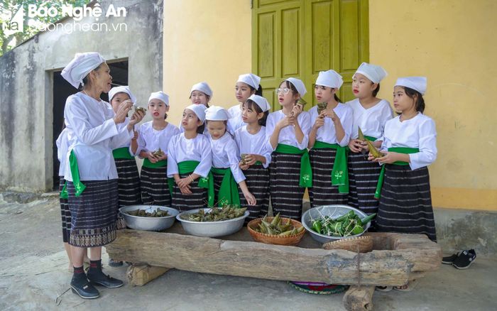  Em Trương Ngọc Khánh An (9 tuổi) chia sẻ: Con rất vui khi được tham gia câu lạc bộ cùng với các ông, các bà và sau này con sẽ gìn giữ, chia sẻ cho các bạn ở vùng miền và dân tộc khác để mọi người biết thêm về văn hóa của người dân tộc Thổ mình. Ảnh: Đình Tuyên 