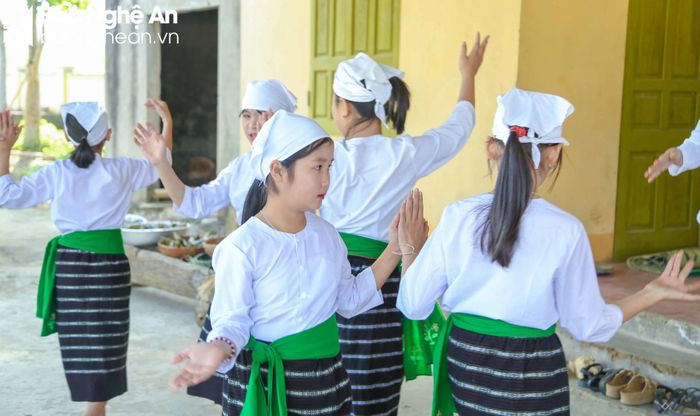  Đối với các em nhỏ dân tộc Thổ nơi đây được tham gia sinh hoạt học hỏi nhiều cái hay, cái đẹp từ các nghệ nhân là một niềm vui... Ảnh: Đình Tuyên 