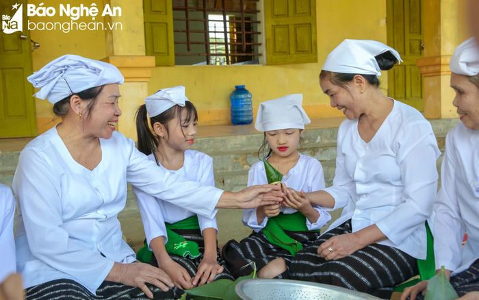  Ngoài ra, các em được chỉ dạy và tận tay gói bánh Sừng Trâu, đây là một loại bánh không thể thiếu trong mâm cỗ của các gia đình đồng bào dân tộc Thổ vùng Quỳ Hợp (Nghệ An) vào những dịp lễ, tết. Ảnh: Đình Tuyên 