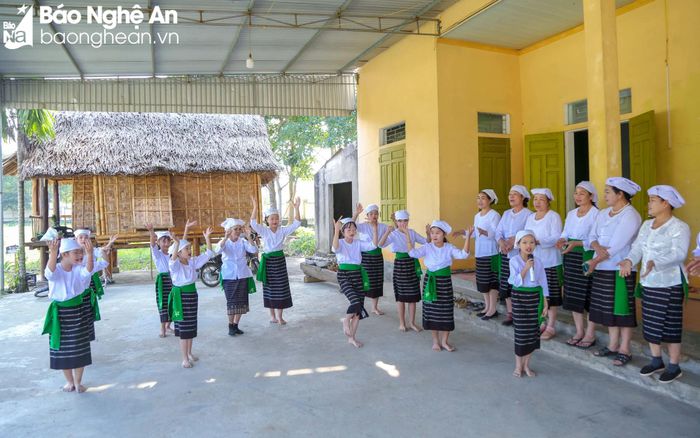  Nhiều bài hát đồng dao của đồng bào dân tộc Thổ được lưu truyền cho đến ngày nay, tiểu biểu như: Hát Dạ ời, hát ru em “Tún ta Tún”; bài hát Đu đu điềng điềng, khai khai rế, tập tính tập tang, Ên ên ạc ạc, tang Khang lẻ; hát giao duyên, hát đối đáp... Ảnh: Đình Tuyên 