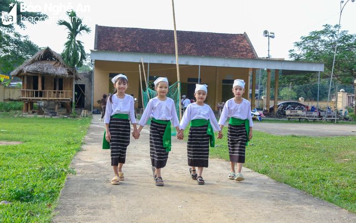  Không cầu kỳ như trang phục của đồng bào Mông, Thái,… trang phục của đồng bào Thổ ở Nghệ An tương đối giản đơn. Ảnh: Đình Tuyên 