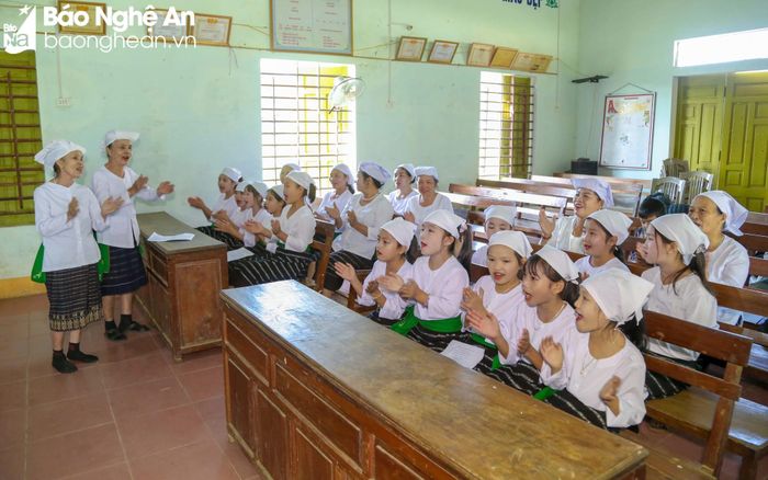  Mỗi tháng một lần, Câu lạc bộ Văn hóa dân tộc Thổ, xóm Mo Mới, xã Nghĩa Xuân (Quỳ Hợp) cùng nhau sưu tầm, trao truyền những làn điệu dân ca, dân vũ, những bài hát đồng dao của đồng bào dân tộc Thổ và điều đặc biệt ngày càng có nhiều các em nhỏ tham gia. Ảnh: Đình Tuyên 