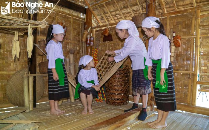  Cùng những bài hát, điệu múa, tập tục được các nghệ nhân sưu tầm, lưu giữ, mới đây đồng bào dân tộc Thổ ở xã Nghĩa Xuân (Quỳ Hợp) còn sưu tầm những vật dụng và phục dựng nhà sàn cổ của người Thổ trong khuôn viên nhà văn hóa cộng đồng xóm Mo Mới. Ảnh: Đình Tuyên 