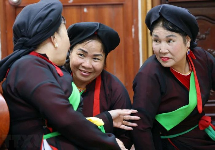  Hát canh là hát bằng cả tấm lòng. Lâu ngày không gặp bạn nên cũng muốn “cởi” tấm lòng để bày tỏ với bạn cho hết nỗi nhớ nhung. (Ảnh: Nhật Anh/TTXVN) 