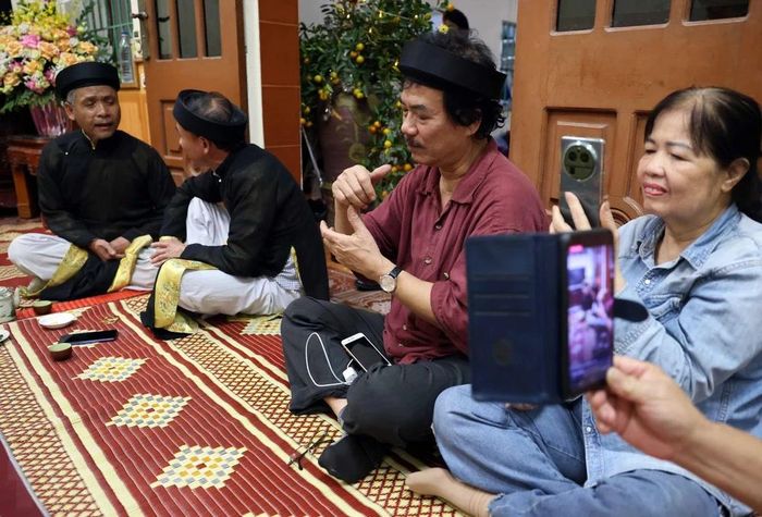  Đêm canh quan họ thu hút những người yêu nghệ thuật truyền thống từ khắp mọi miền Tổ quốc. (Ảnh: Nhật Anh/TTXVN) 