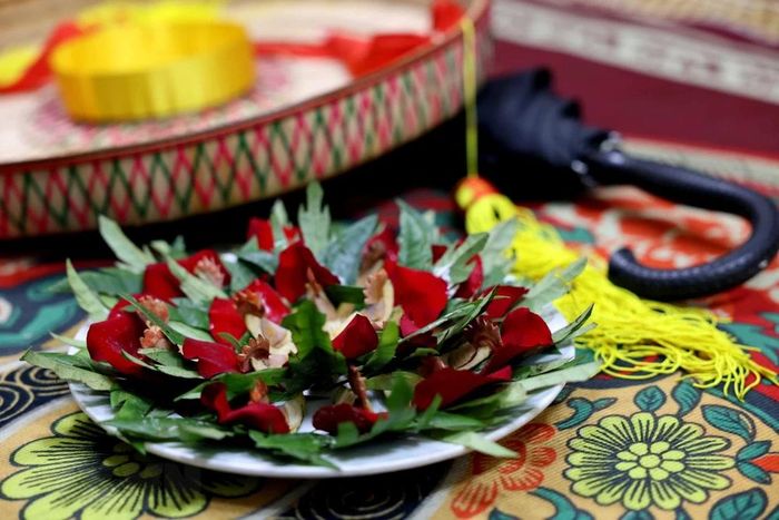  Miếng trầu têm cánh phượng biểu đạt cách đối nhân xử thế trọn nghĩa vẹn tình của người Quan họ. (Ảnh: Nhật Anh/TTXVN) 