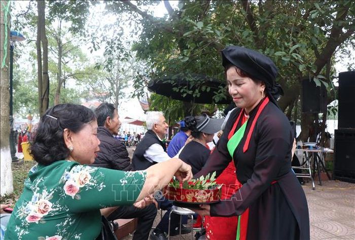 Mời trầu là một trong những nét đẹp văn hóa không thể thiếu của người Quan họ. Ảnh: Thái Hùng/TTXVN