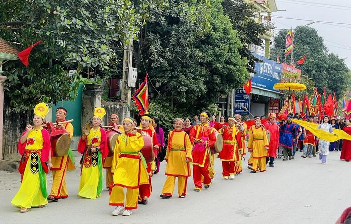 Khi nước đã đầy chum, đoàn rước quay về tại bến Sa Nam, tiếp tục rước nước về Đền thờ vua Mai. Đi đầu là đội trống; tiếp đó là kiệu Thánh được trang trí một chum, sành đựng nước phủ tấm vải đỏ, bốn người khiêng kiệu. Kế sau là đội nghi lễ mặc trang phục lễ hội, nhân dân và du khách thập phương.