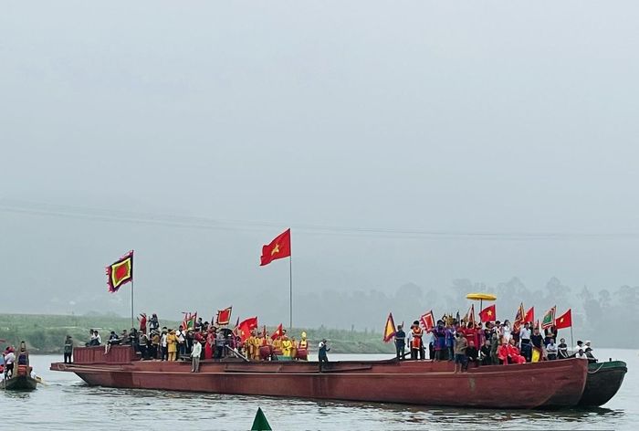 Trước khi diễn ra lễ rước nước vào đền Vua Mai, ban tổ chức làm lễ cúng báo cáo đức Vua, xin phép để việc xuống sông đi thuyền xin nước được diễn ra an toàn và thành công. Từ bến Sa Nam, thị trấn Nam Đàn đoàn rước mang theo nhiều tế khí, trống chiêng ngược sông Lam bằng 2 chiếc thuyền lớn. Xung quanh luôn có 2 thuyền rồng chạy vòng quanh để xua đuổi những khí không tốt phục vụ cho nghi lễ rước nước trên sông.