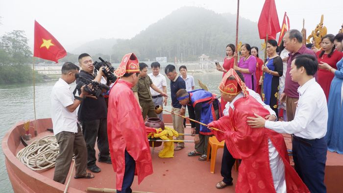 Khi đoàn thuyền đến núi Hùng Sơn, tại khúc sông trước lăng mộ Vua Mai thì làm lễ múc nước. Cụ Nguyễn Quang Chu (90 tuổi), là người múc những gáo nước sông Lam đầu tiên đổ vào chum sành. Sau đó các đại biểu trên thuyền thay nhau múc nước đổ vào chum. 