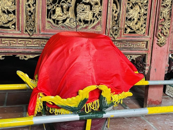 Chum nước này sẽ được dâng lên thượng điện đền Vua Mai để sử dụng cho việc thau rửa đồ tế khí, tế vật những ngày lễ hội.