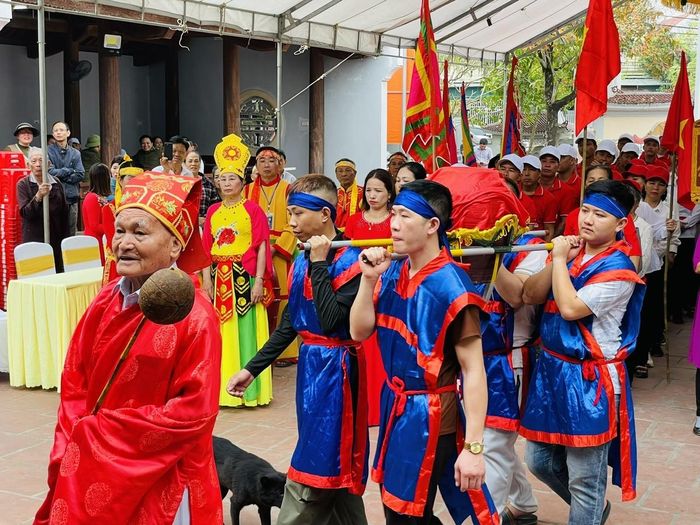 Theo tập tục, các cụ cao niên có uy tín trong làng được tiến cử rước nước về Đền và tổ chức tế lễ.