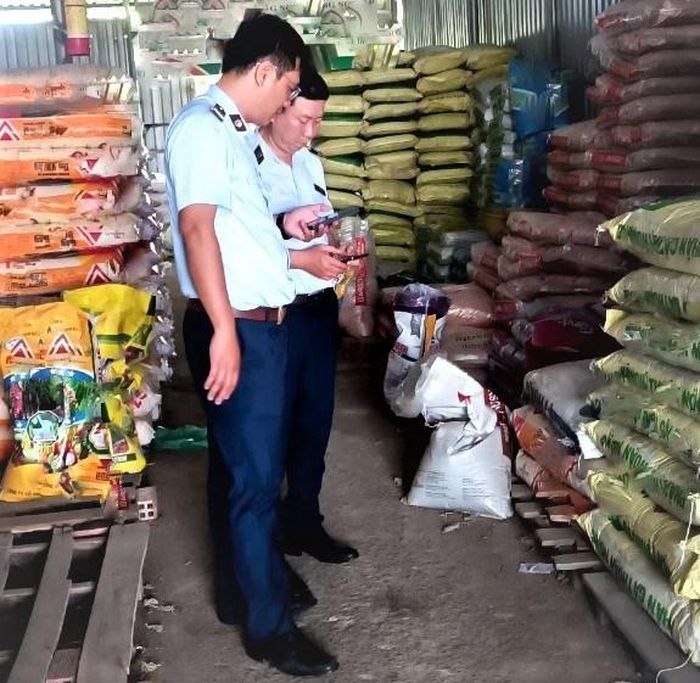 Quản lý thị trường tỉnh Tiền Giang liên tiếp phát hiện các vụ kinh doanh phân bón không đảm bảo chất lượng. Ảnh: Uyên Hương/BNEWS/TTXVN