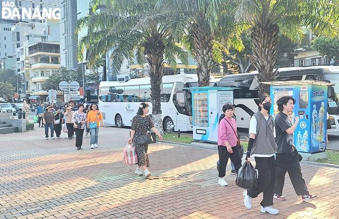 Du khách đi tham quan và mua sắm. Ảnh: THU HÀ