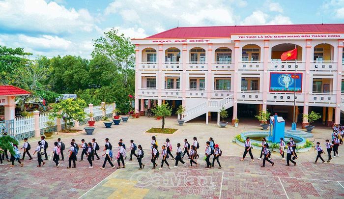 Trường THCS Ðặng Tấn Triệu, ngôi trường vùng nông thôn Phú Thuận đã đạt chuẩn Quốc gia mức độ 2.