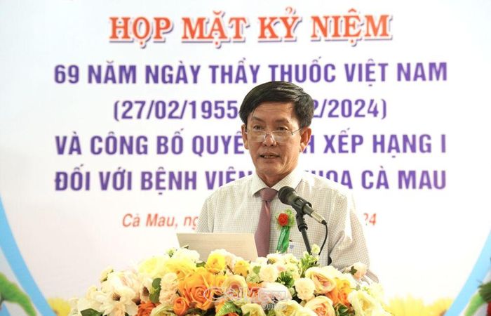 Ông Dư Minh Hùng, Giám đốc Sở Y tế, báo cáo về thành tích của ngành y tế tỉnh nhà trong năm 2023.