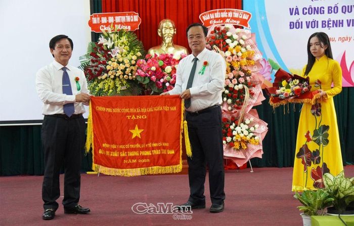 Chủ tịch UBND tỉnh Huỳnh Quốc Việt thừa ủy quyền trao Cờ thi đua của Chính phủ tặng tập thể Bệnh viện Y dược cổ truyền - Phục hồi chức năng.