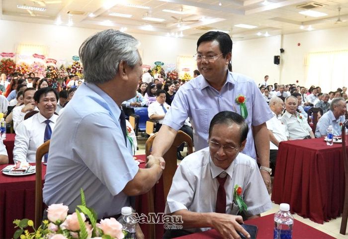 Bí thư Tỉnh ủy Nguyễn Tiến Hải bắt tay chúc mừng các đại biểu nhân Ngày Thầy thuốc Việt Nam.