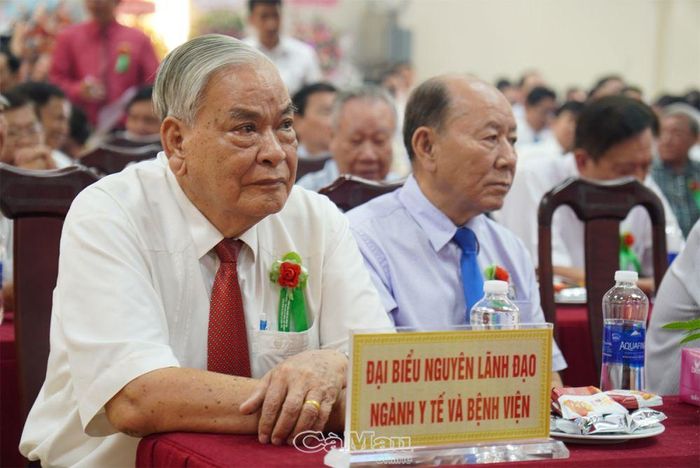 Các đại biểu là lãnh đạo, nguyên lãnh đạo ngành y tế và bệnh viện tỉnh dự buổi họp mặt.