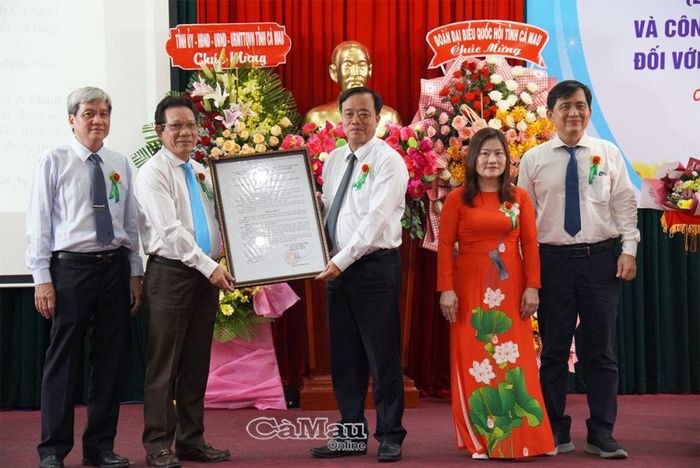 Chủ tịch UBND tỉnh Huỳnh Quốc Việt trao Quyết định xếp hạng I đối với Bệnh viện Đa khoa tỉnh Cà Mau cho lãnh đạo bệnh viện.