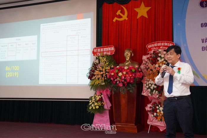 Ông Tô Minh Nghị, Phó giám đốc Bệnh viện Đa khoa Cà Mau, thông tin những thành tựu và phương hướng phát triển sắp tới của đơn vị, trong niềm phấn khởi bệnh viện được xếp hạng I.