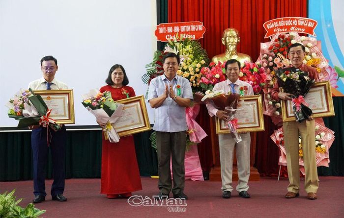 Bí thư Tỉnh ủy Nguyễn Tiến Hải thừa ủy quyền trao Huân chương Lao động hạng Ba của Chủ tịch nước tặng 4 cá nhân.
