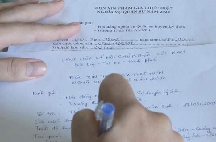 Thanh niên Quảng Ngãi viết đơn tình nguyện nhập ngũ.