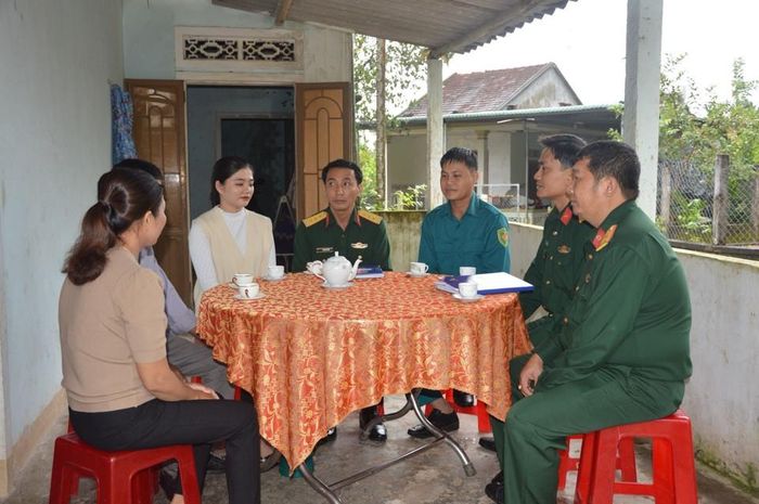 Lãnh đạo Ban CHQS huyện Sơn Tịnh thăm gia đình tân binh Đỗ Thị Mỹ Linh.