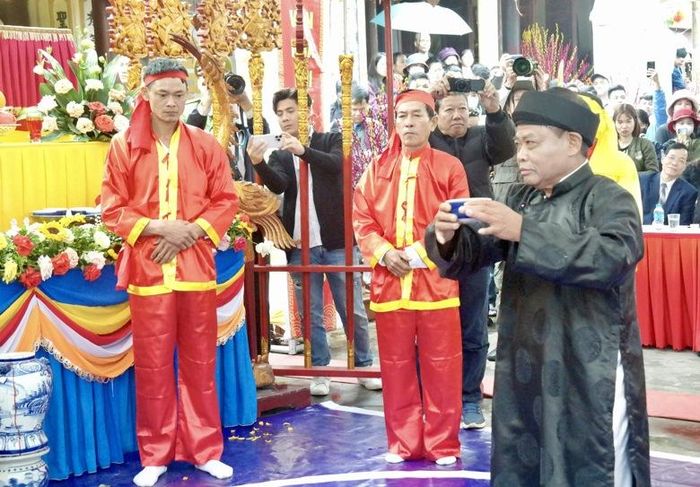  Nghi thức uống “Kim kê huyết tửu” thể hiện sự đoàn kết thực hiện đúng lời thề. Ảnh: L.Đoàn 