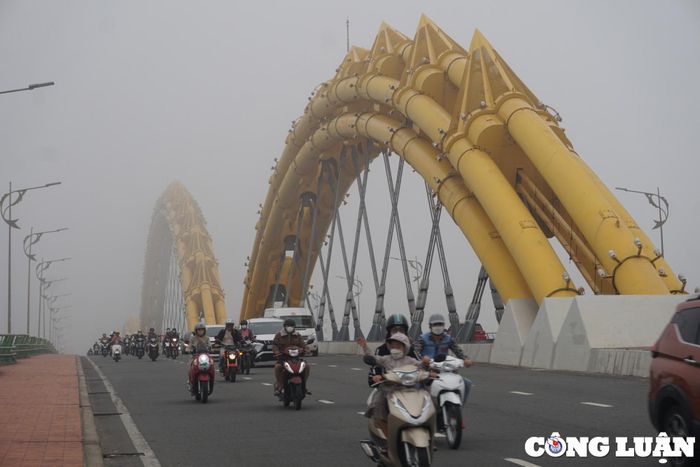  Sương mù che khuất tầm nhìn, khiến việc lưu thông của các phương tiện gặp khó khăn vào buổi sáng. 