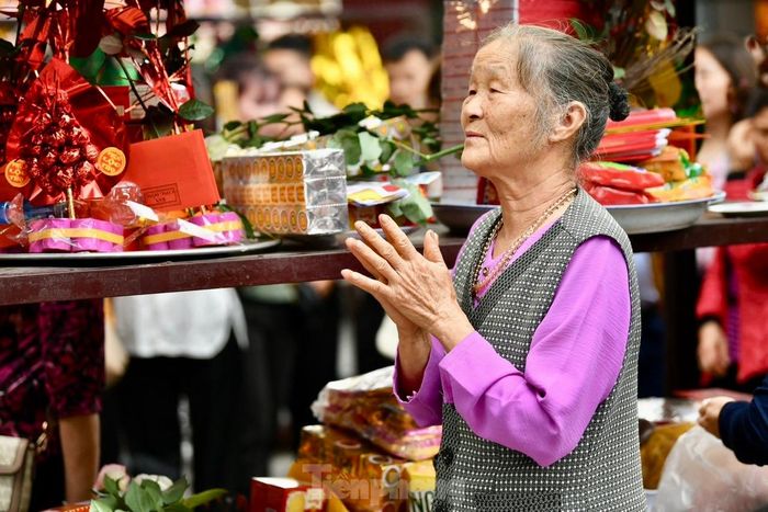 Nhiều người cúng lễ Rằm tháng Giêng cả ở nhà và ở chùa. Ảnh: Trọng Tài. 