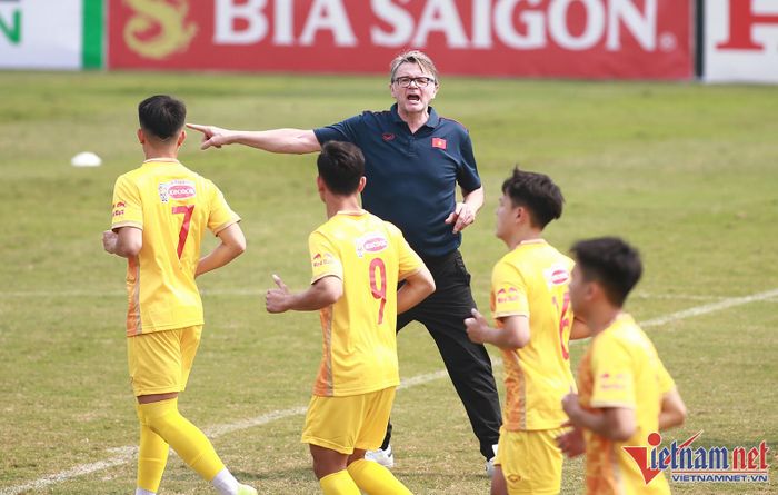 HLV Troussier trở lại với công việc sau kỳ nghỉ phép ở quê nhà