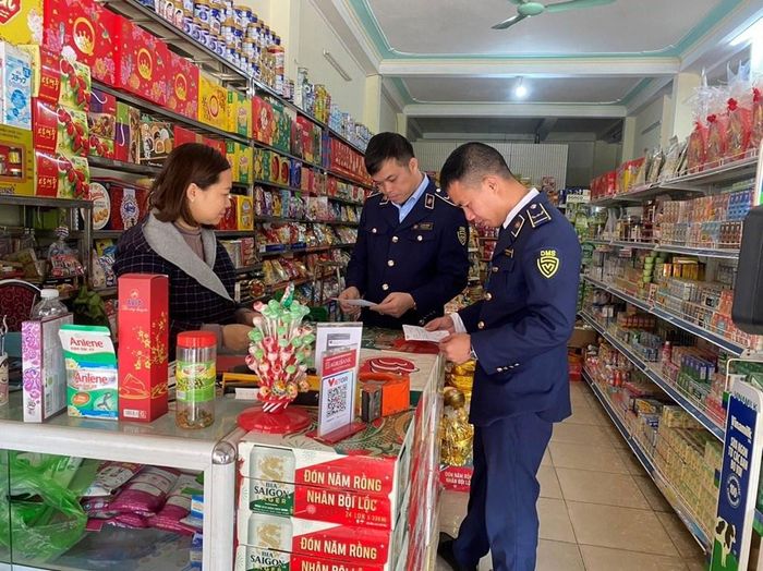 Kiểm tra kiểm soát thị trường trước trong và sau Tết Nguyên đán. Ảnh: Uyên Hương/BNEWS/TTXVN