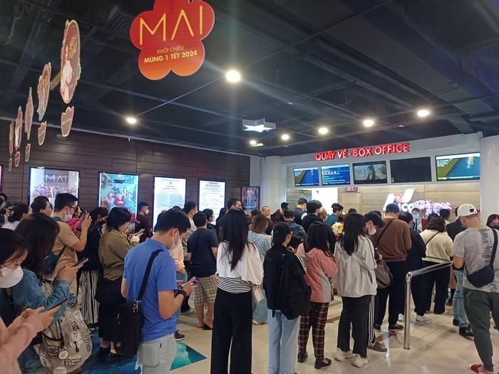 Khán giả xếp hàng mua vé xem phim "Đào, phở và piano" - Ảnh: Mạnh Hà