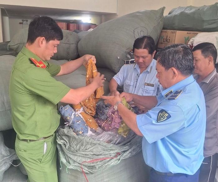 Đội Quản lý thị trường số 1 cùng lực lượng phối hợp tiến hành kiểm tra hàng hóa. Ảnh: Cục QLTT An Giang