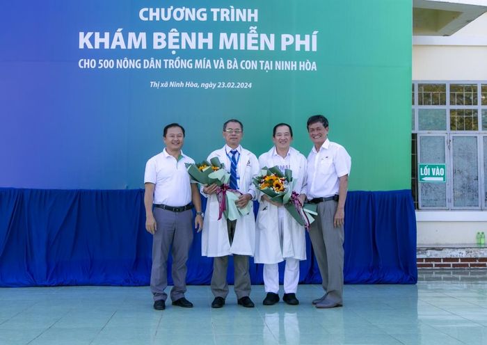 Lãnh đạo Tập đoàn TTC và TTC AgriS trao hoa cho đoàn bác sĩ.
